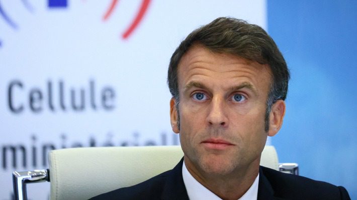 "Francia al borde del caos: Macron reúne a líderes legislativos y a más de 200 alcaldes para enfrentar las violentas protestas"