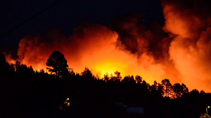 España: Evacúan a más de 2.000 personas por incendio forestal fuera de control en las Islas Canarias
