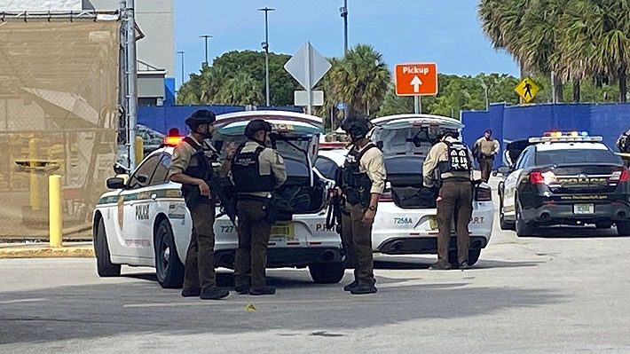Policía de EE.UU. detiene a tres jóvenes por tiroteo al interior de un supermercado Walmart que dejó un muerto