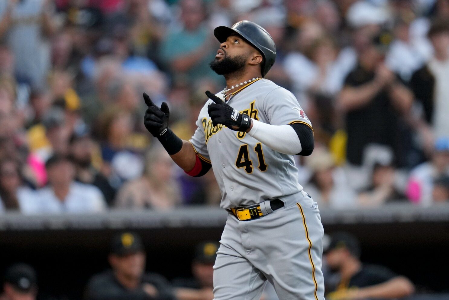 Carlos Santana pega dos vuelacercas y Piratas superan 8-4 a Padres