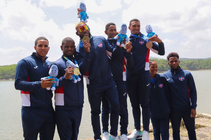 RD conquista medalla de oro en kayak por el equipo masculino