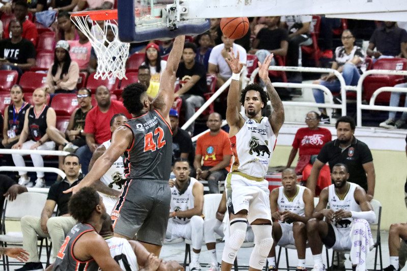 Kevin Pérez lidera la ofensiva y Leones completan clasificados a semifinales