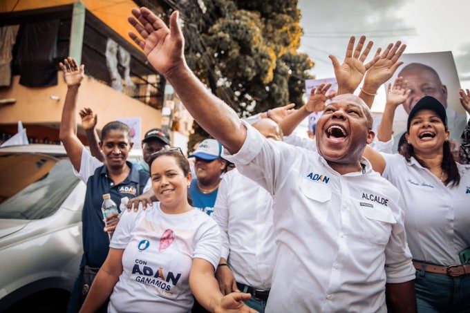 Adán Peguero “suspende” todas sus actividades al aire libre por resolución de la JCE