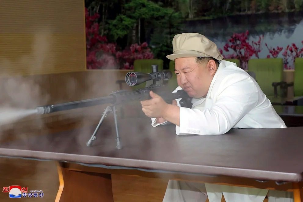Kim Jong-un recorrió las principales fábricas de armas de Corea del Norte, se fotografió probando fusiles y amenazó con acelerar la producción