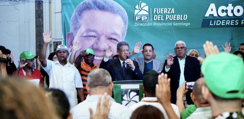 Leonel Fernández juramenta en Santiago nuevos miembros de la Fuerza del Pueblo