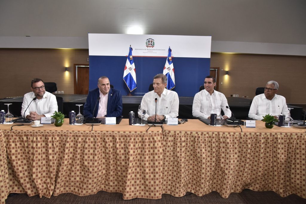 Canciller Álvarez recibe visita de cortesía de una delegación del Estado de Nueva York