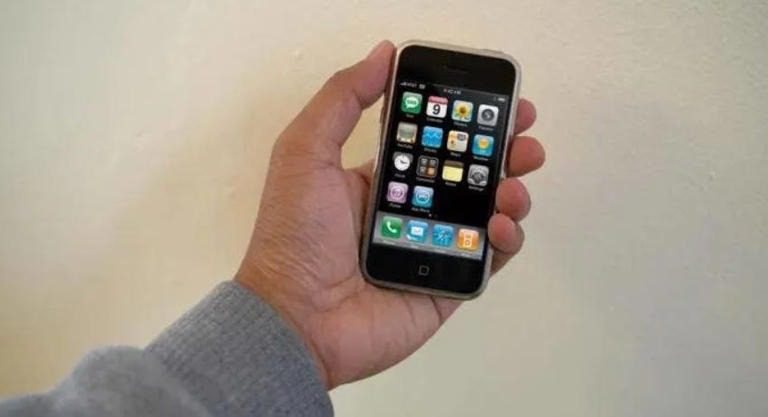 La Subasta del primer iPhone de Apple alcanza los 450.000$