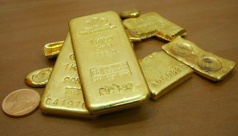 Oro sube por descenso de rendimiento de bonos, atención se centra en datos de EEUU