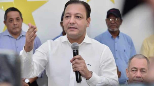 Abel Martínez conversa con empresarios de SDE sobre la ley para eliminar pago de anticipo y otros temas