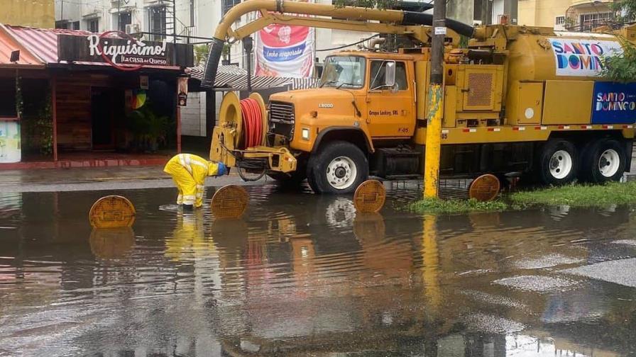 ADN destapa y succiona imbornales para evitar inundaciones en la capital por lluvias de Franklin