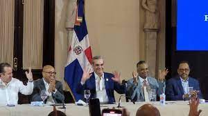Abinader encabeza promulgación de la Ley que reconoce la lengua de señas en la RD