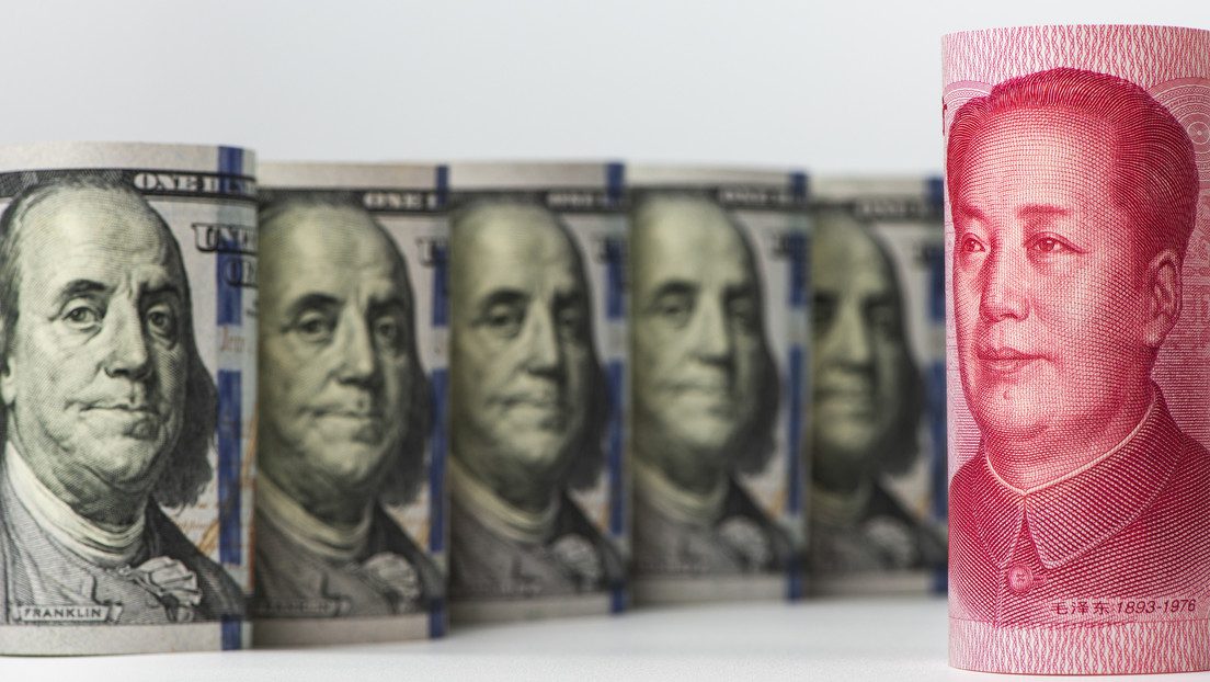 Bancos estatales chinos venden dólares para frenar la caída del yuan