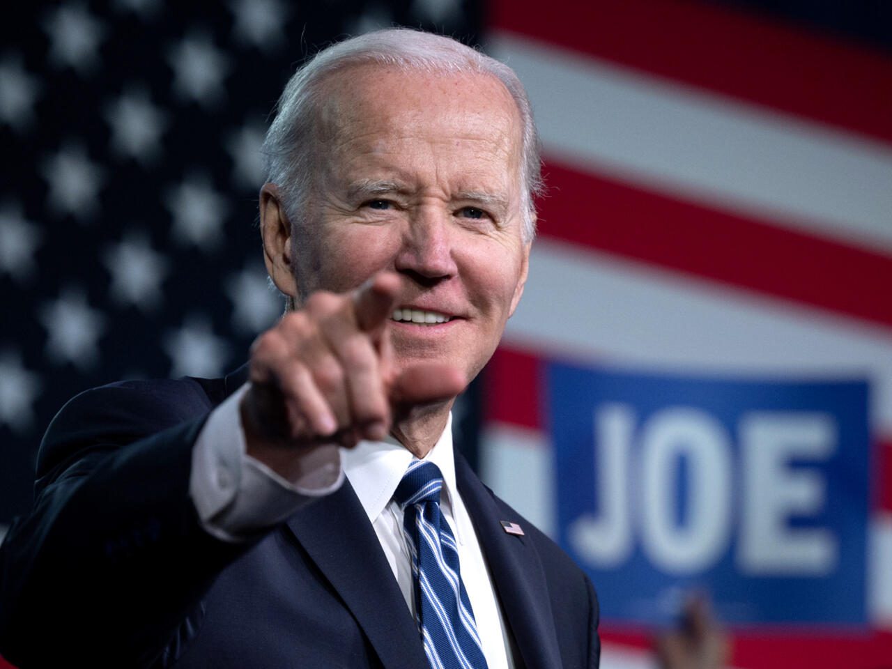 Biden promociona una taza de café en la que aparece con ojos láser