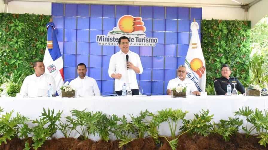 Ministro de Turismo deja iniciados trabajos en vías de Las Terrenas, Samaná