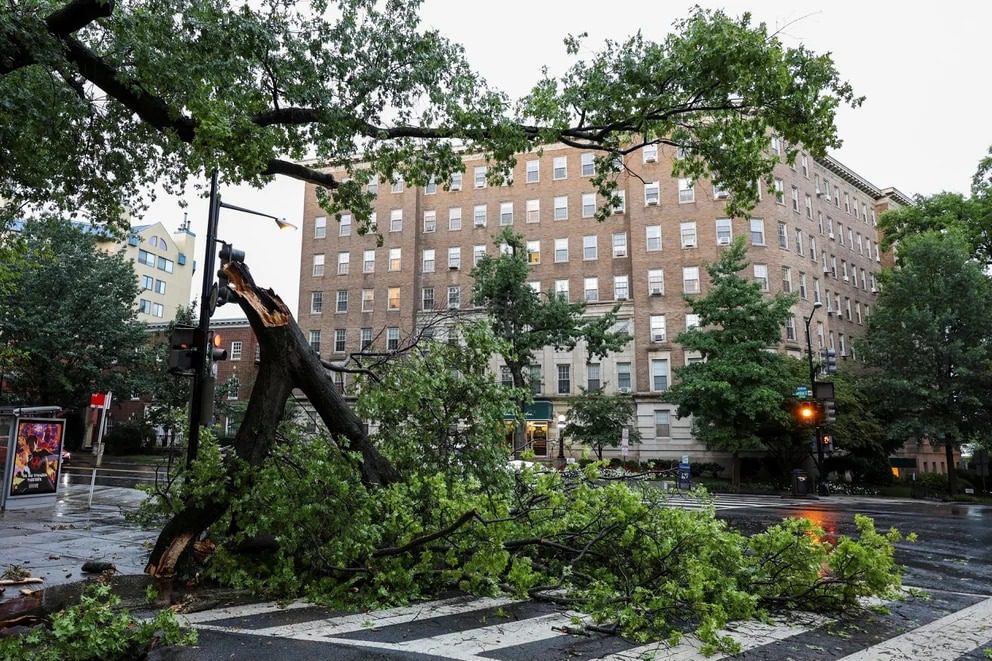 Dos muertos y más de un millón de hogares sin electricidad por las tormentas en el este de Estados Unidos