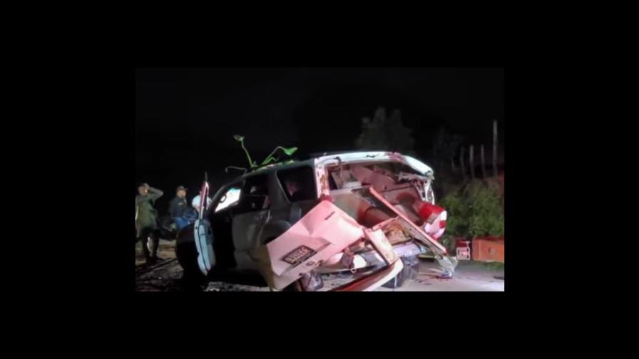 Dos hombres sobreviven al caer carro en hoyo de una construcción en Santiago