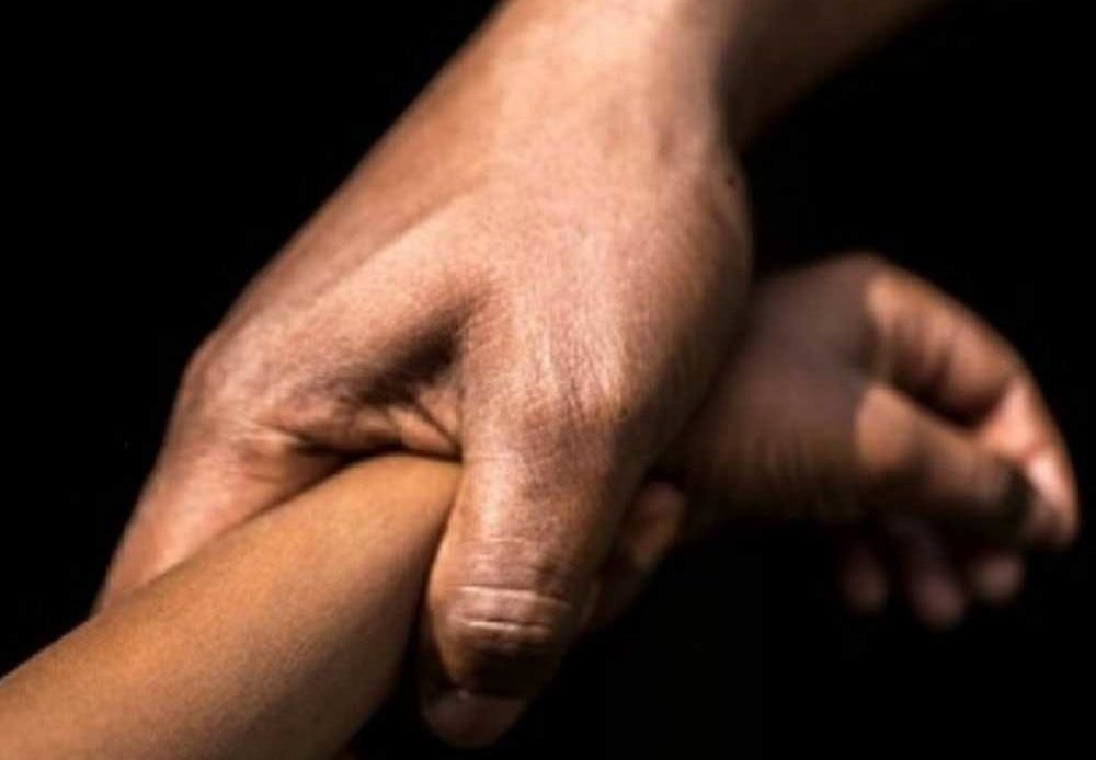 Detienen hombre por supuesta violación sexual de una niña de 8 años