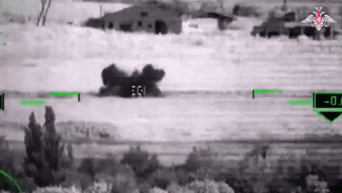 Helicópteros rusos Ka-52 destruyen vehículos blindados de Ucrania