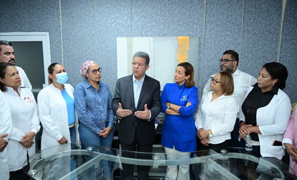 Leonel dice médicos y enfermeras de la FP seguirán apoyando las víctimas de San Cristóbal