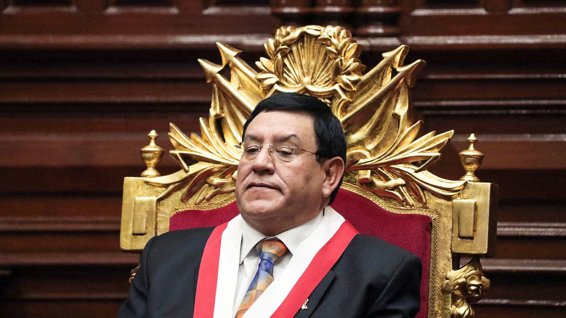 La Fiscalía y una posible moción de censura acorralan al presidente del Congreso de Perú