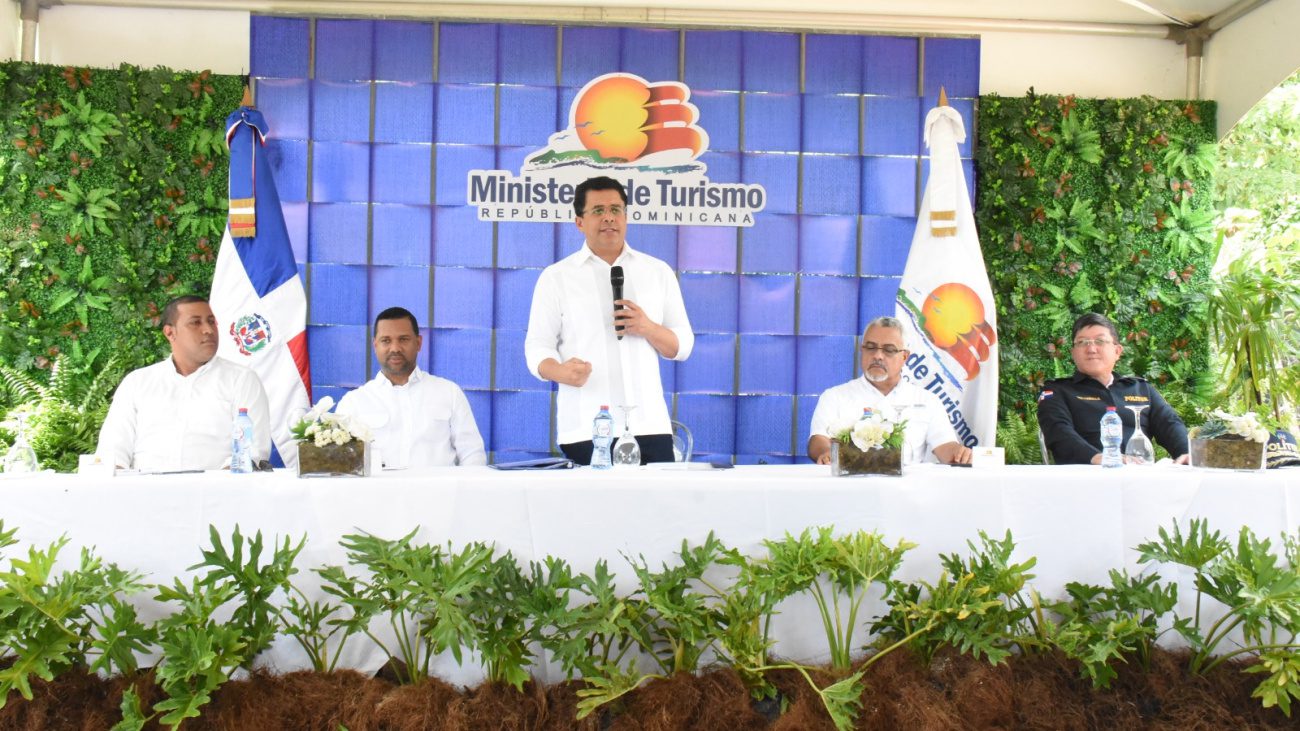 Ministerio de Turismo deja iniciados trabajos en vías de Las Terrenas, Samaná