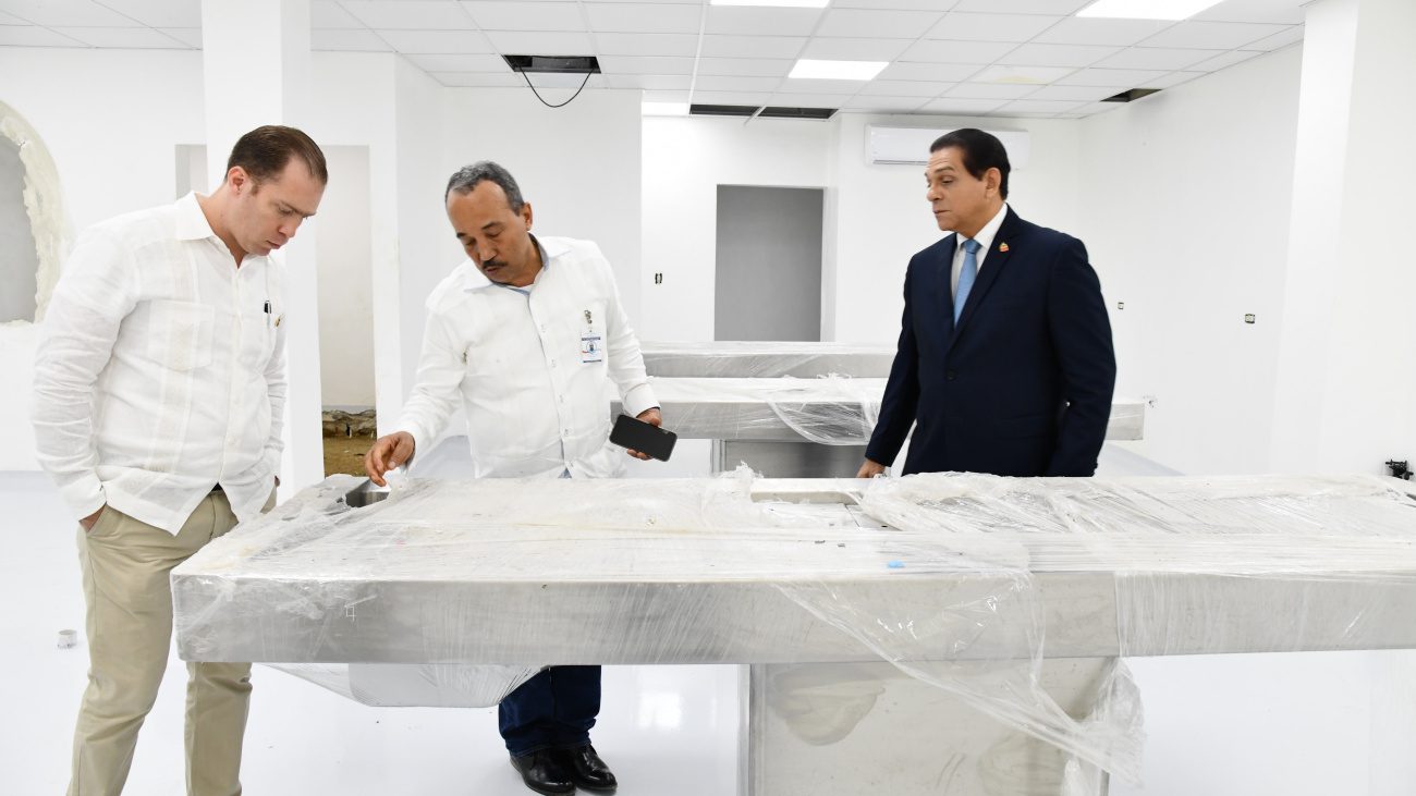 Ministro de Salud supervisa remodelación de Patología Forense; pide agilizar los trabajos para que estén listos en septiembre próximo