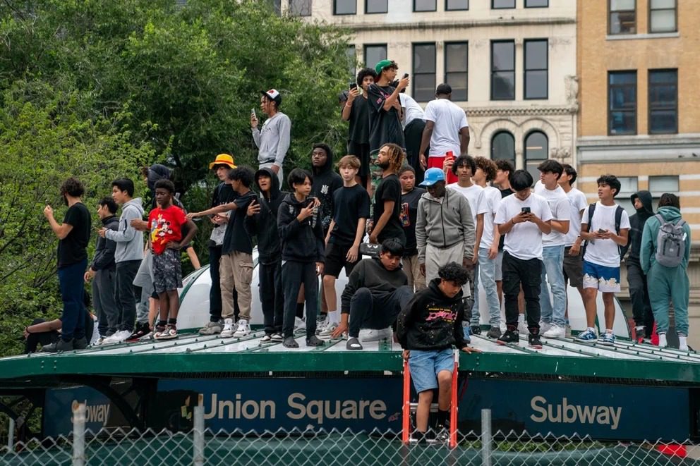 Caos en Nueva York: miles de personas causaron disturbios luego de que un streamer los congregara para regalarles una PlayStation