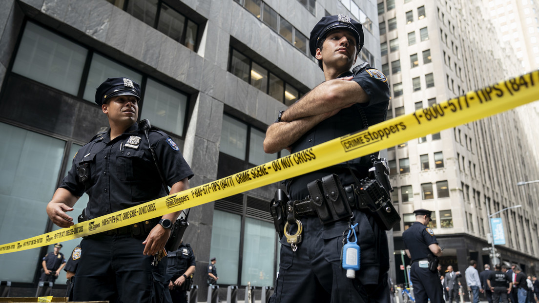 Policía atropella a una mujer que blandía un arma en una calle de Nueva York