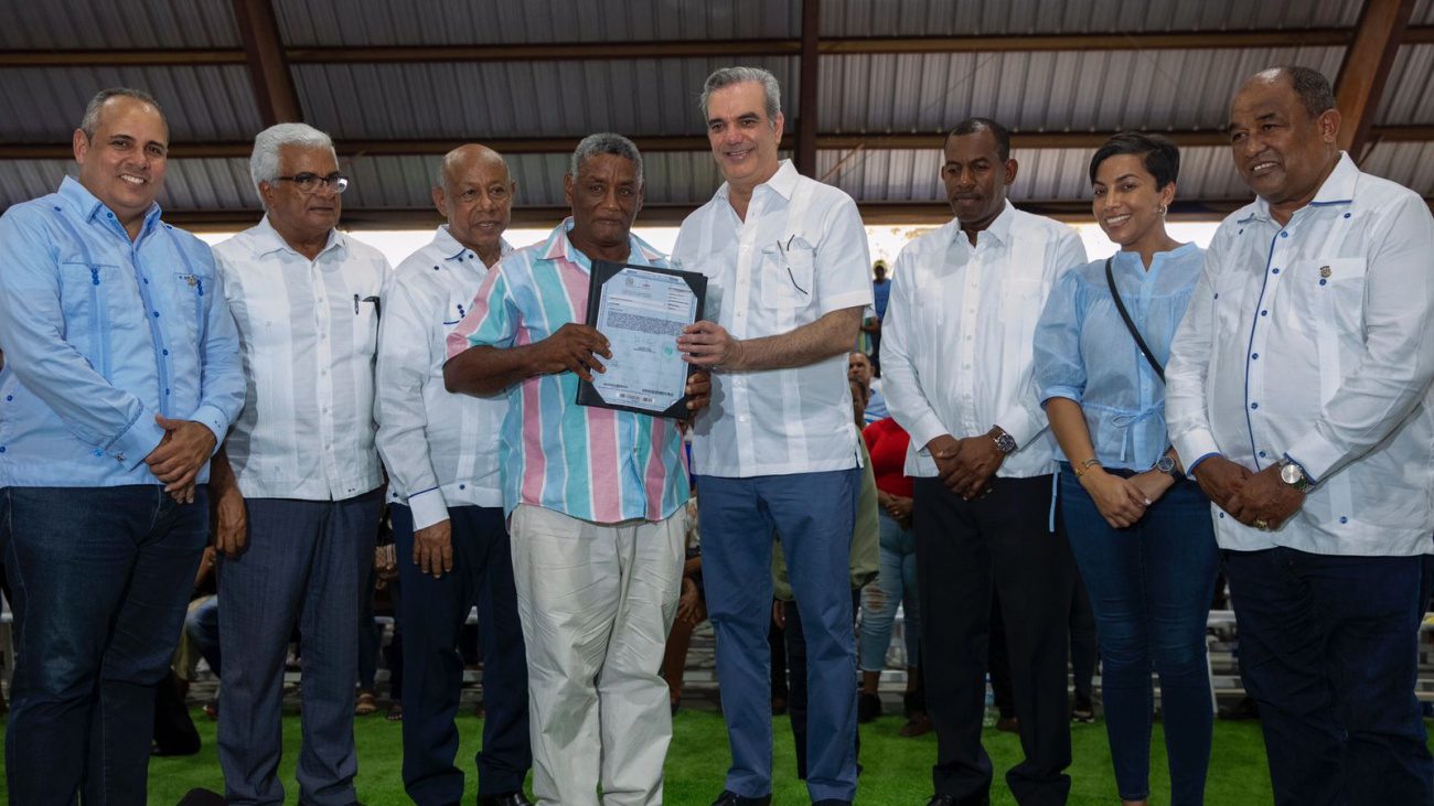 Presidente Abinader entrega más de 300 títulos de propiedad en Montecristi; inaugura centro de INFOTEP y hotel Wyndham Garden El Morro