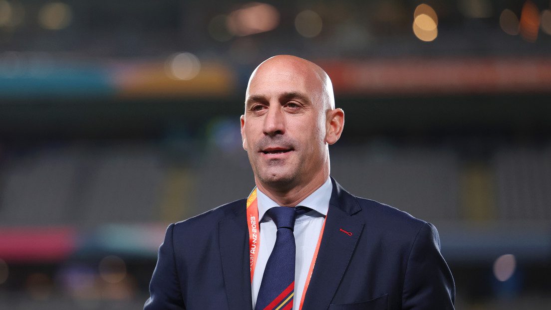 Presidente de la Federación Española de Fútbol se disculpa por besar a una jugadora