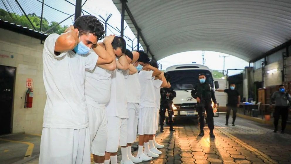 Justicia en la era Bukele: juicios masivos y una llamada anónima como única prueba alcanzan para condenar hasta 500 personas de una vez