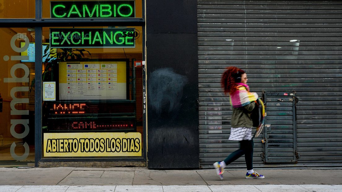 Remarcación de precios y compras nerviosas: la crisis se agudiza en Argentina tras las primarias