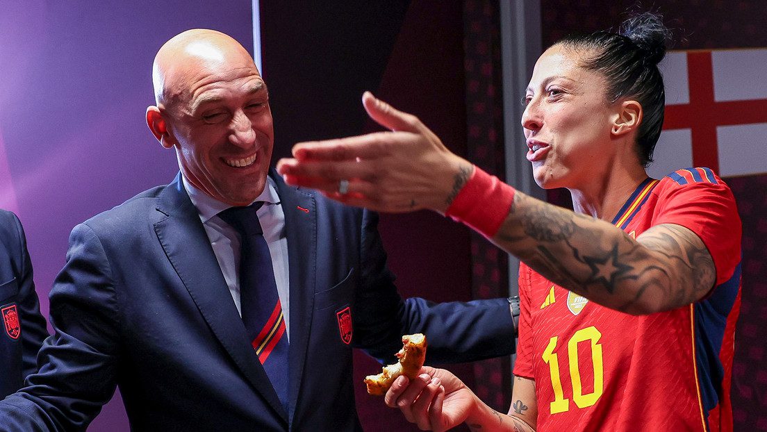 Rubiales se acerca a Jenni Hermoso en el vestuario tras la victoria de España