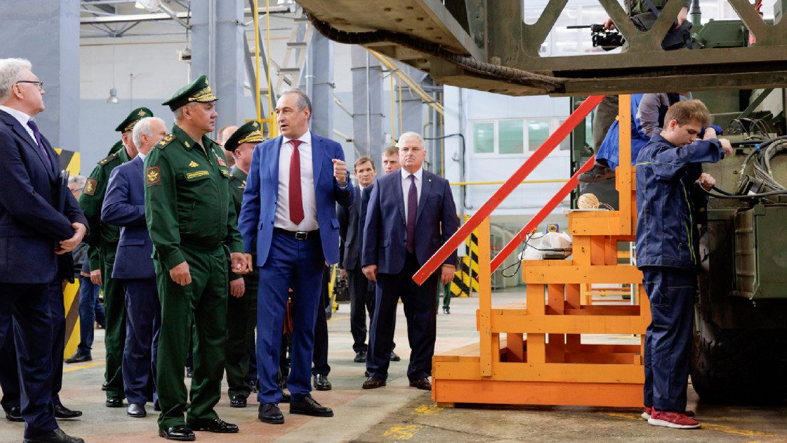 Shoigú visita talleres del complejo industrial militar de Rusia