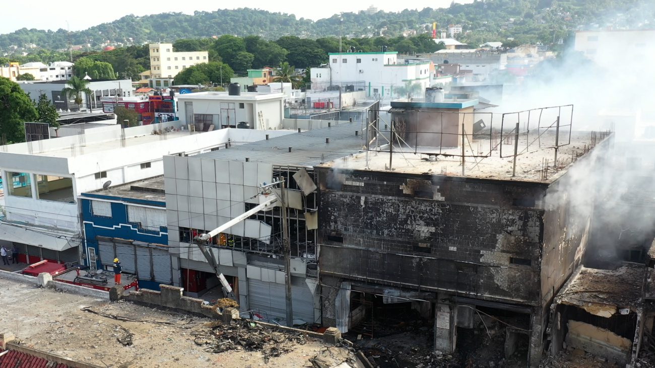 Técnicos de Edesur trabajan 24 horas al día en zona de explosión y centros médicos en San Cristóbal