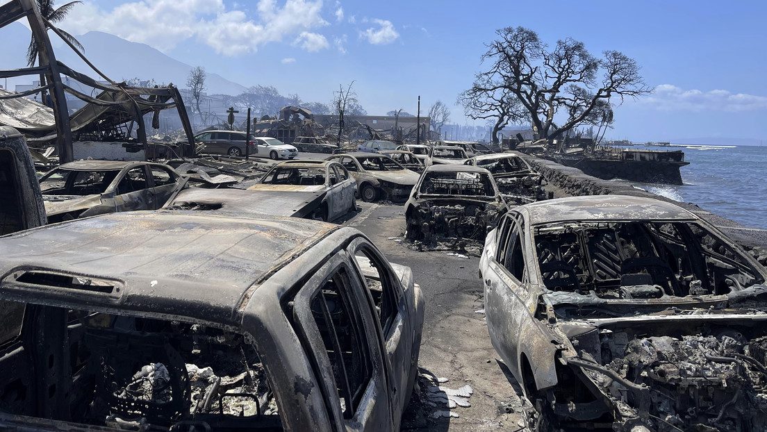 Viaje en coche por la asolada Lahaina tras los devastadores incendios forestales en Hawái