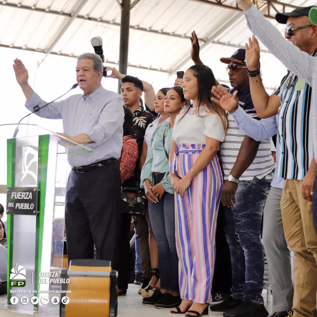 Vicealcaldesa del PRM en Dajabón, Josefina Lombert, se juramenta en la Fuerza del Pueblo