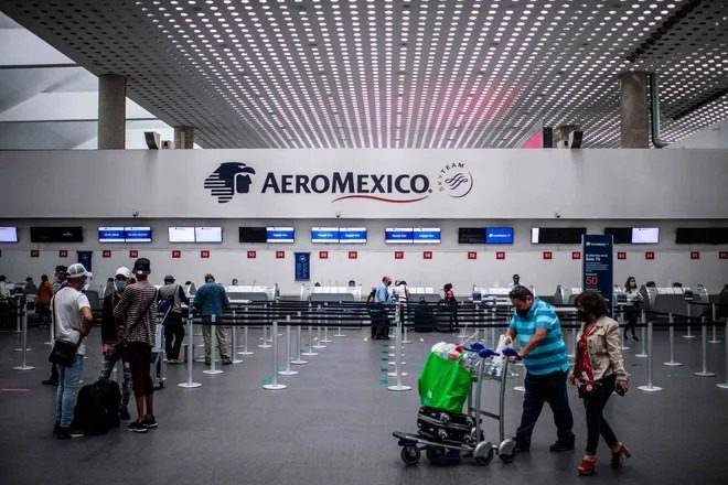 México: turista enseña técnica para evitar pagar la maleta extra