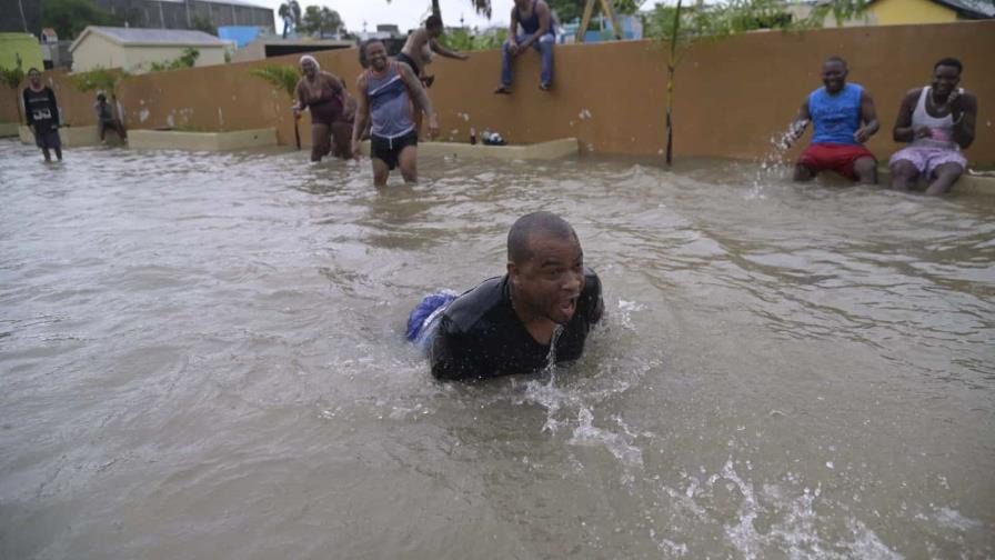 Consecuencias de salud que pueden tener los que se bañaron y "gozaron" las inundaciones de la tormenta