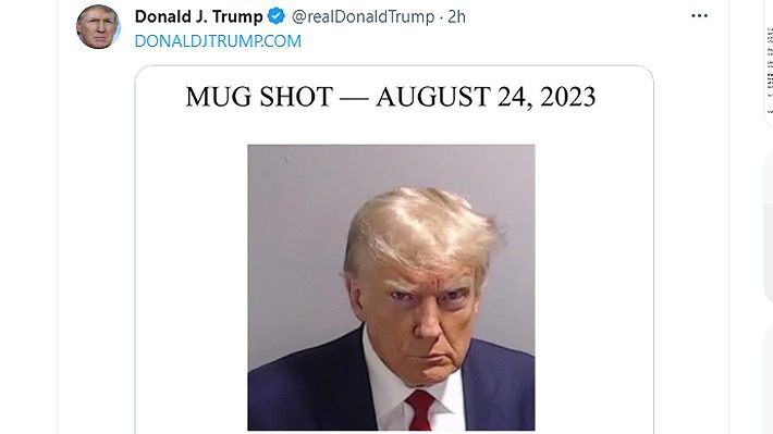 Trump vuelve a Twtitter después de un año y medio y publica fotografía de su paso por cárcel de Georgia