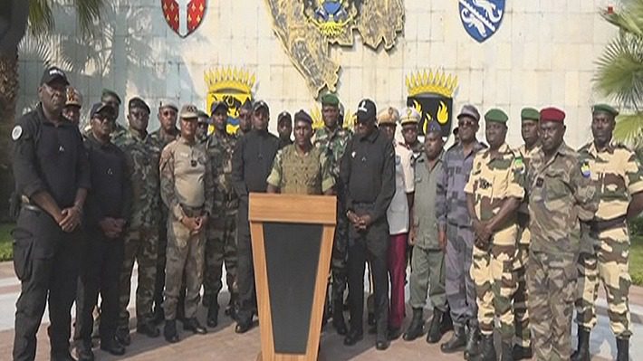 Los militares golpistas de Gabón nombraron este miércoles como nuevo presidente al jefe de la guardia republicana tras deponer y colocar bajo arresto domiciliario al dirigente Ali Bongo, cuya reelección acababan de proclamar las autoridades electorales. Hasta este golpe de Estado, el país rico en petróleo de África central estaba dirigido desde hacía más de 55 años por la familia Bongo, los últimos catorce por el dirigente depuesto. Los militares nombraron como líder de la "transición" al jefe de la guardia republicana -una unidad de élite del ejército-, el general Brice Oligui Nguema. La duración de esa "transición" no fue precisada de momento. Durante la jornada, numerosos habitantes salieron a las calles a apoyar a los militares, mientras que en un video Ali Bongo pidió a sus partidarios "hacer ruido". Ali Bongo, que sucedió a su padre Omar en 2009, fue puesto en arresto domiciliario, y estaba "rodeado de su familia y sus médicos", anunciaron los militares en la televisión estatal. Uno de sus hijos, Noureddin Bongo Valentin, fue detenido por "alta traición". También fueron detenidos altos funcionarios del régimen, consejeros de la presidencia y los dos principales responsables del poderoso Partido Democrático Gabonés (PDG). En una entrevista con el diario francés Le Monde difundida durante la tarde, el general Brice Oligui Nguema dijo que Bongo, de 64 años, "fue apartado" y que "goza de todos sus derechos". Las reacciones internacionales a este nuevo golpe de Estado en un país africano no se hicieron esperar. El secretario general de la ONU, Antonio Guterres, "condena firmemente el intento de golpe de Estado en curso" en Gabón, declaró su portavoz Stéphane Dujarric, y pidió a todos los actores "contención" y "diálogo". La Unión Africana condenó "con firmeza" lo que describió como un intento de golpe de Estado. China llamó a "garantizar la seguridad de Ali Bongo" y Rusia expresó su "profunda preocupación". Francia, antigua potencia colonial y con intereses en los sectores del petróleo y el manganeso en este país africano, "condenó el golpe militar en curso". Estados Unidos urgió a los militares a "liberar y garantizar la seguridad de los miembros del gobierno y sus familias y a preservar el poder civil". Reino Unido y Alemania también emitieron comunicados condenado el golpe aunque, en el caso de Berlín, reconoció preocupaciones "legítimas" sobre la transparencia de las elecciones. "Defender la paz" Después del anuncio oficial de la victoria de Bongo en los comicios del sábado con el 64,27% de los votos, doce militares anunciaron en televisión la anulación de las elecciones y la disolución de "todas las instituciones" del país. Tras advertir que un "deterioro continuo de la cohesión social" amenazaba con "llevar al país al caos", los militares indicaron que habían "decidido defender la paz poniendo fin al régimen actual". "A tal efecto, quedan anuladas las elecciones del 26 de agosto y los resultados manipulados", anunció uno de los militares que habló en nombre del grupo. "Todas las instituciones de la República han sido disueltas: el gobierno, el Senado, la Asamblea Nacional y el Tribunal Constitucional", agregaron. Los militares, que dijeron hablar en nombre de un "Comité para la Transición y Restauración de las Instituciones", anunciaron también el cierre de las fronteras "hasta nueva orden". Entre ellos había integrantes de la guardia republicana, reconocibles por su boina verde, además de soldados del ejército regular y miembros de la policía. Periodistas de AFP oyeron disparos de armas automáticas en la capital Libreville durante la declaración. Toque de queda Ali Bongo se presentó a un tercer mandato en los comicios del sábado, que agruparon elecciones presidenciales, legislativas y municipales. Según los resultados dados a conocer por el Centro Gabonés de Elecciones (CGE), el principal rival de Bongo, Albert Ondo Ossa, alcanzó 30,77% de los votos. Ondo, de 69 años, había denunciado "fraudes orquestados por el bando de Bongo" dos horas antes del cierre de la votación, y se adjudicó la victoria. La elección se celebró sin la presencia de observadores internacionales. Los resultados oficiales de la votación fueron divulgados de madrugada, en pleno toque de queda nocturno y con internet cortado en todo el país, medidas impuestas por el gobierno antes del cierre de urnas el sábado para evitar la difusión "de noticias falsas" y posibles "actos de violencia". Internet se restableció horas después del anuncio de los militares, aunque estos anunciaron que mantendrán el toque de queda hasta nueva orden.