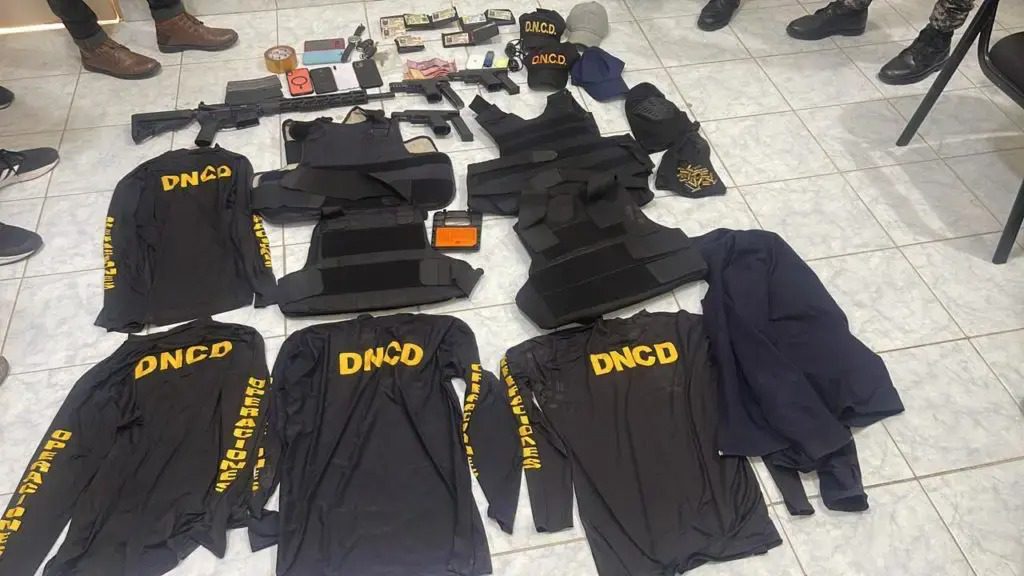Un primer teniente y un cabo de la Policía involucrados en secuestro de hombre en Sabana de la Mar