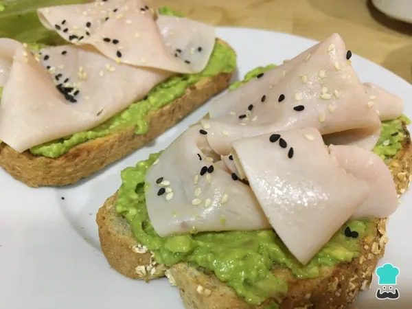 Tostadas de aguacate y pavo - ¡Súper saludables!