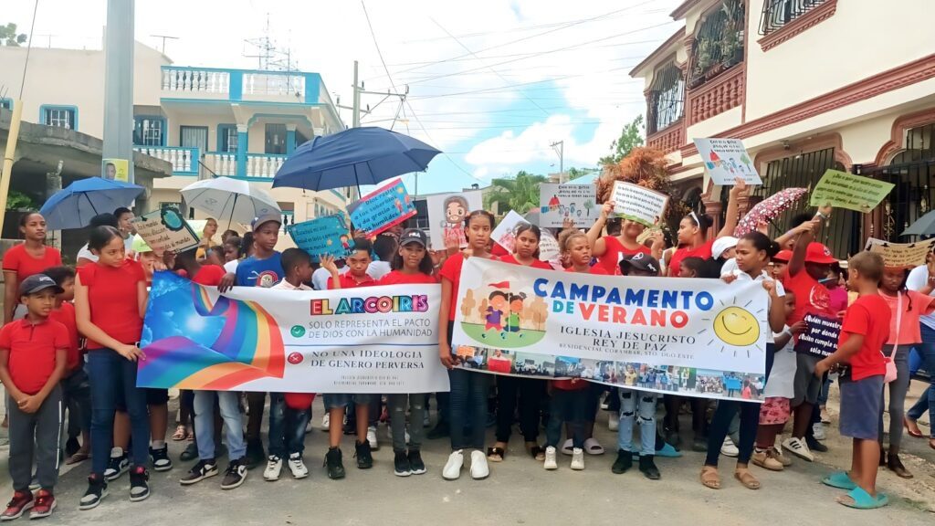 Iglesia realiza multitudinario campamento de niños sobre el arcoíris como “pacto de Dios con la humanidad” y no de la ideología de género