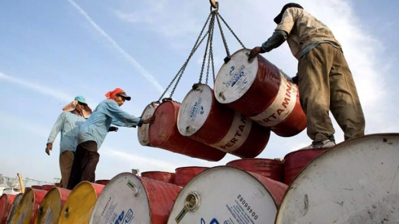 Reservas comerciales de crudo en EEUU caen más de lo esperado y precios se disparan