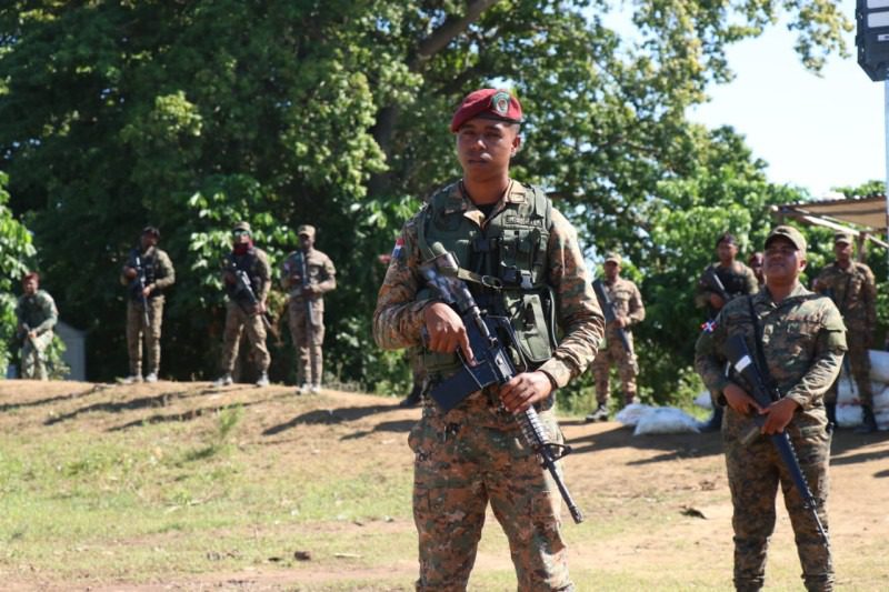 Agentes armados montan vigilia sobre canal que construyen haitianos