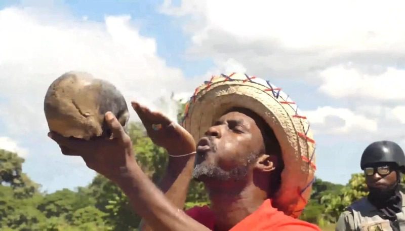 Brujos haitianos practican rituales ante el río Masacre