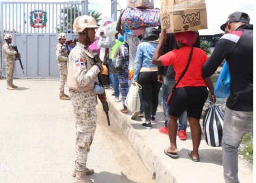Cientos de haitianos abandonan el país por frontera Dajabón