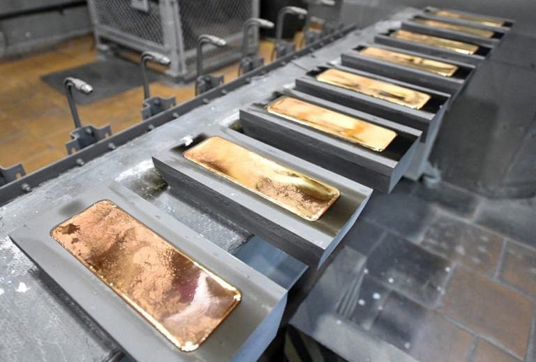El oro sube ante leve baja del dólar, inversores miran a la Fed