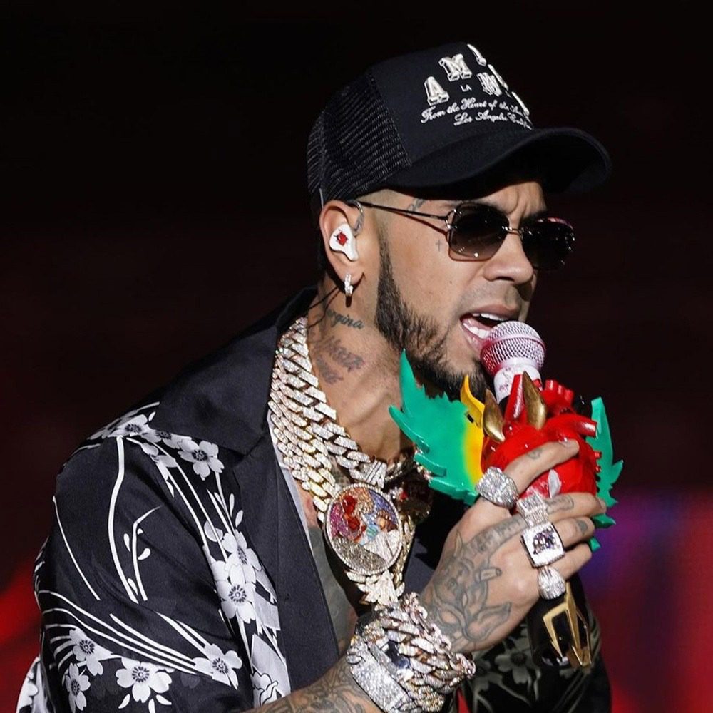 La polémica por las llamativas cadenas con diamantes de Anuel AA: ¿Lujo o exceso?